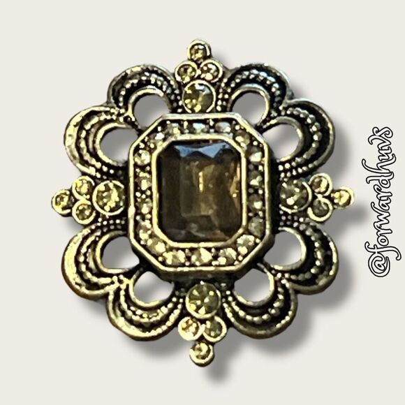 Vintage Avon Crystal Earrings – Timeless Silver-Plated Elegance - Picture 4 of 12